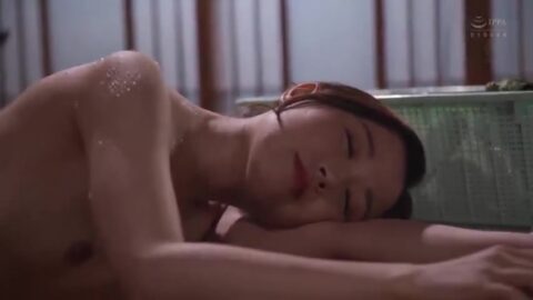スレンダーな黒髪人妻が種付けピストンに何度も昇天イキ！自宅の和室で激しくハメられる