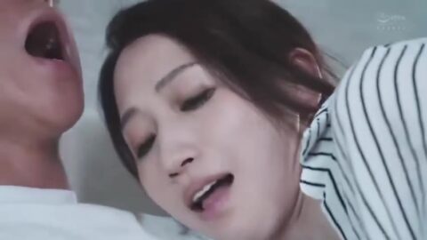 黒髪のスレンダー人妻が自宅リビングで淫語囁きながら濃厚キス！SEXに溺れる痴女っぷり全開！